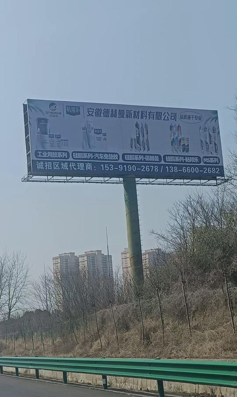 高铁站灯箱与户外高炮大牌 谁在引领户外广告的未来？
